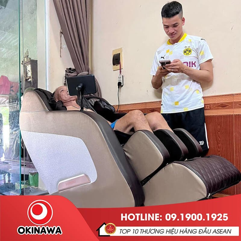 Hướng dẫn khách hàng trải nghiệm ghế massage Okinawa OS-445