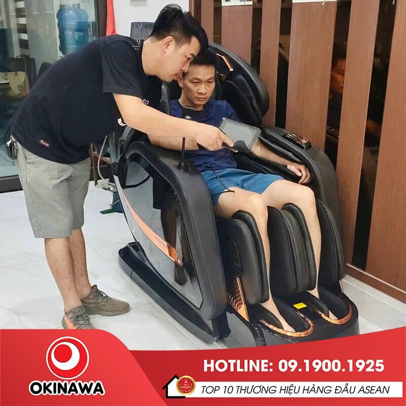 Hướng dẫn khách hàng trải nghiệm ghế massage Okinawa OS-801