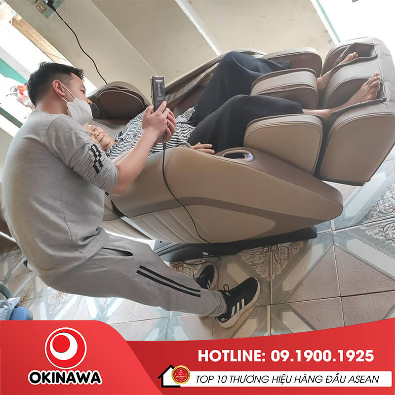 Hướng dẫn khách hàng trải nghiệm ghế massage Okinawa OS-900