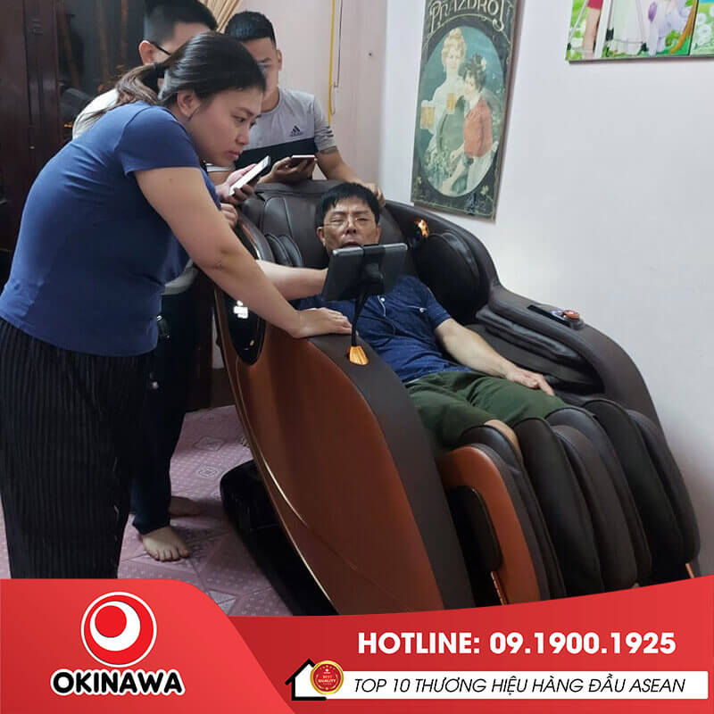 Hướng dẫn khách hàng trải nghiệm ghế massage Okinawa OS-936
