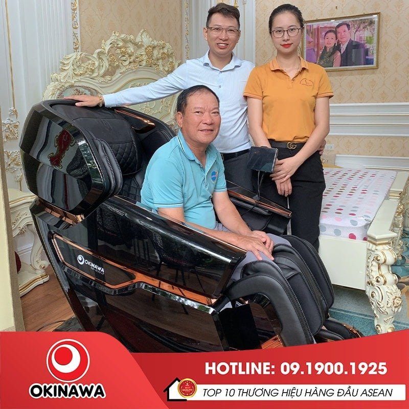 Khách hàng mua ghế massage Okinawa OS-500