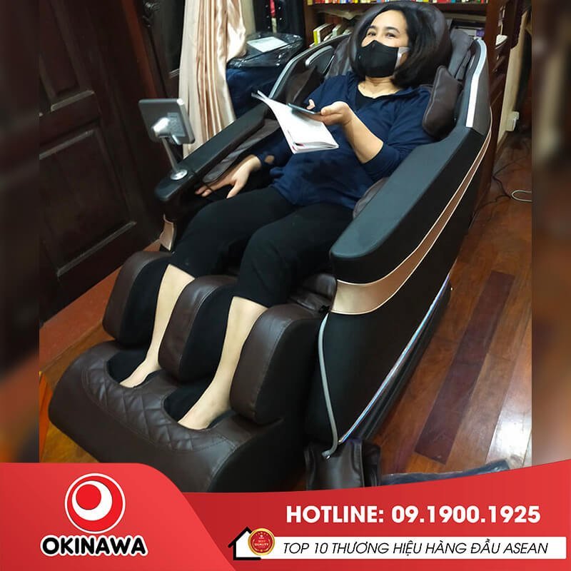 Khách hàng mua ghế massage Okinawa OS-550