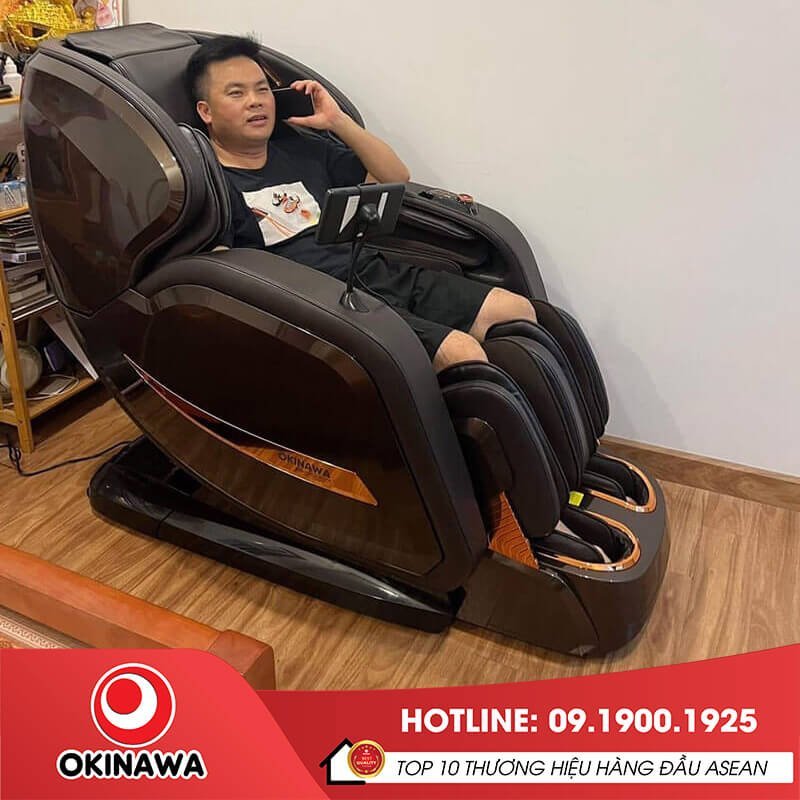 Khách hàng mua ghế massage Okinawa OS-801