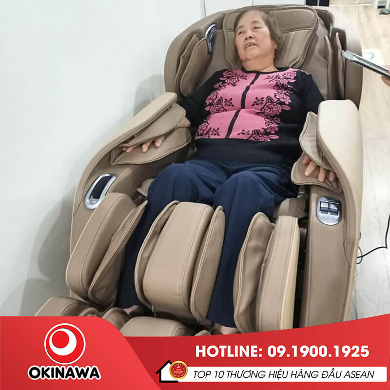 Khách hàng mua ghế massage Okinawa OS-900