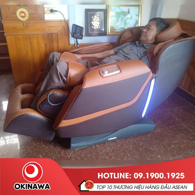 Khách hàng sử dụng tại nhà ghế massage Okinawa OS-108