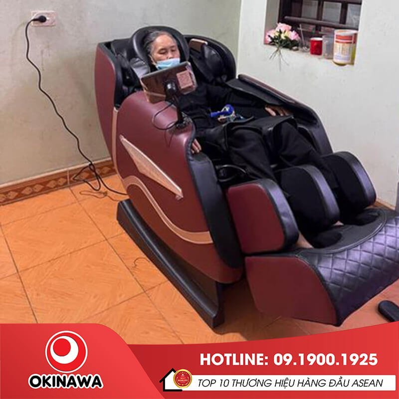 Khách hàng sử dụng tại nhà ghế massage Okinawa OS-206