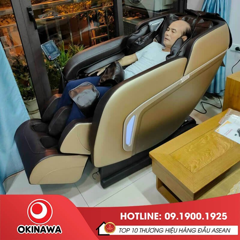 Khách hàng sử dụng tại nhà ghế massage Okinawa OS-555