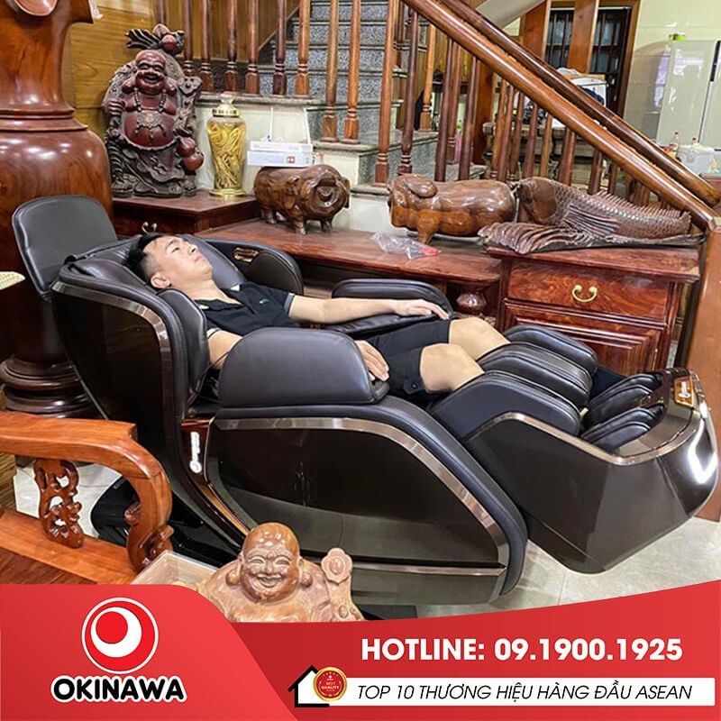 Khách hàng sử dụng tại nhà ghế massage Okinawa OS-601