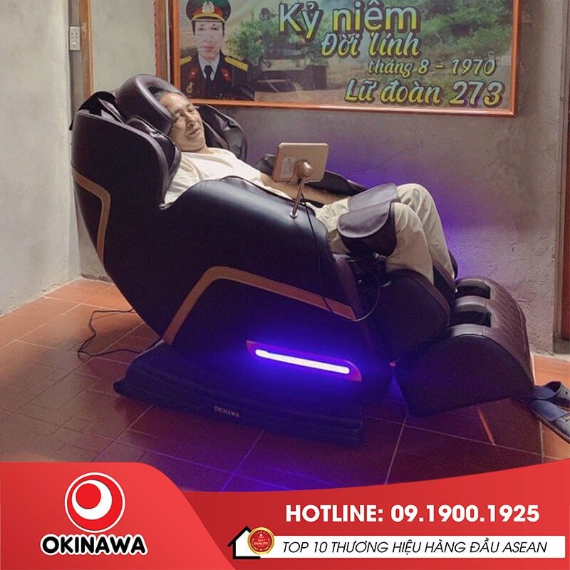 Khách hàng sử dụng tại nhà ghế massage Okinawa OS-611