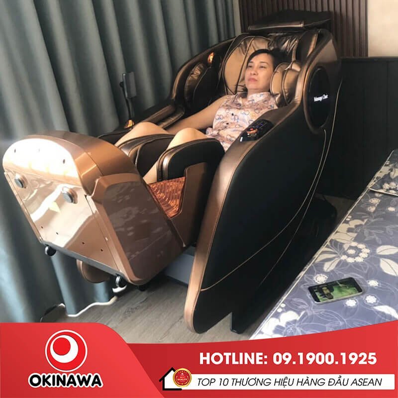Khách hàng sử dụng tại nhà ghế massage Okinawa OS-636
