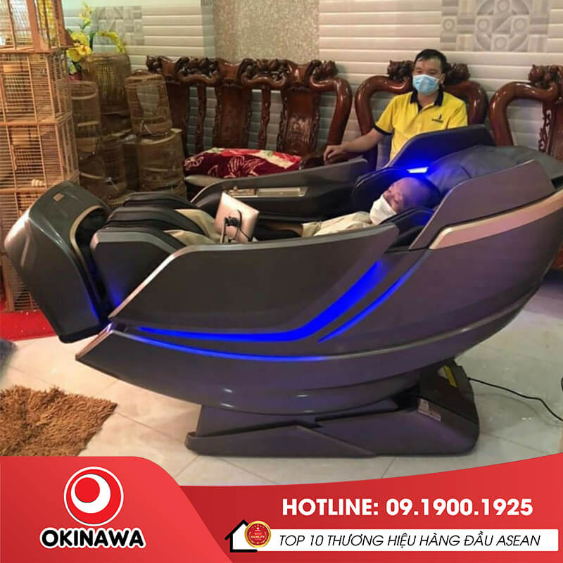 Khách hàng sử dụng tại nhà ghế massage Okinawa OS-835