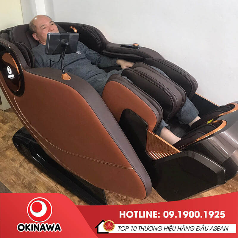 Khách hàng sử dụng tại nhà ghế massage Okinawa OS-936