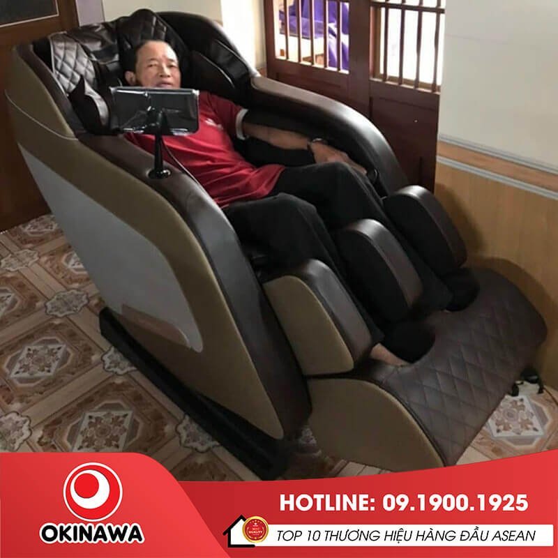 Khách hàng thư giãn tại nhà với ghế massage Okinawa OS-445