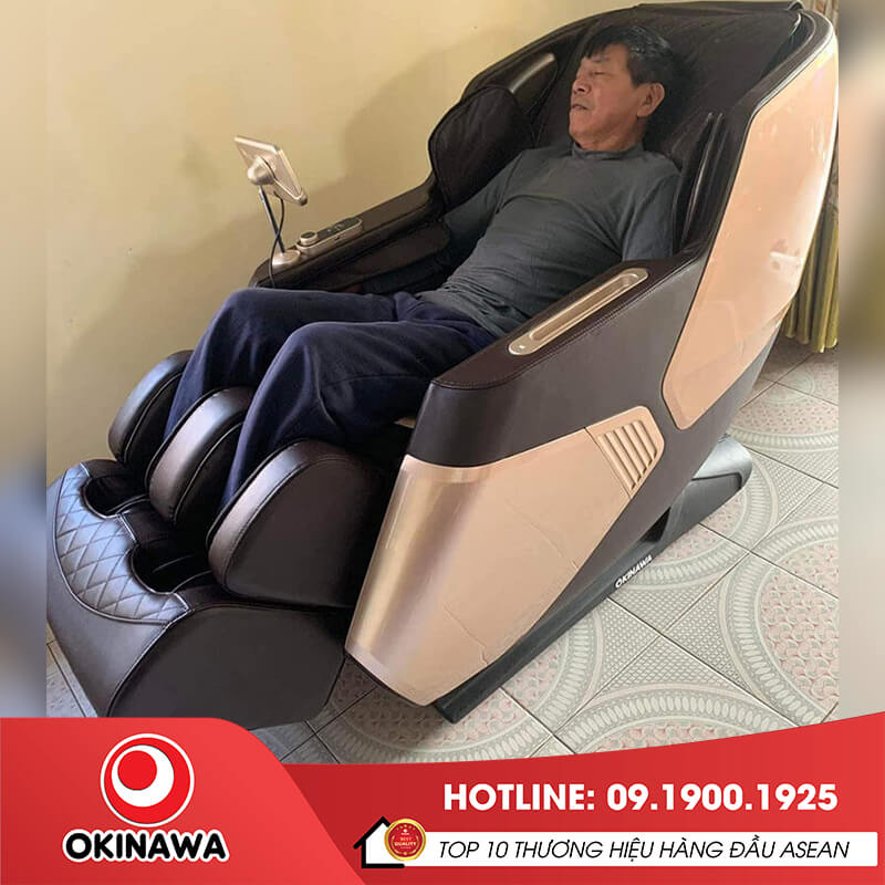 Khách hàng thư giãn tại nhà với ghế massage Okinawa OS-488