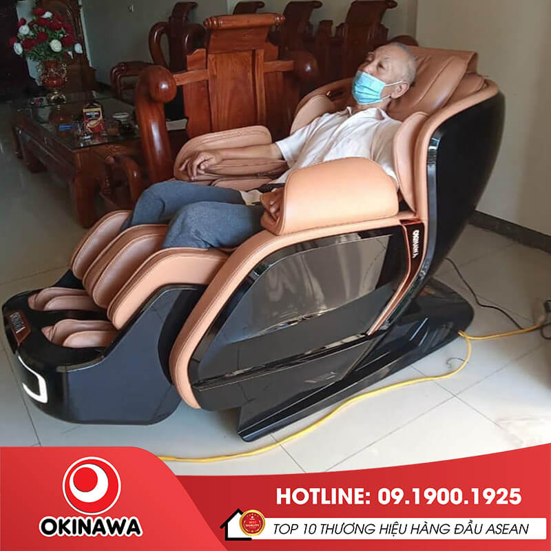 Khách hàng thư giãn tại nhà với ghế massage Okinawa OS-601