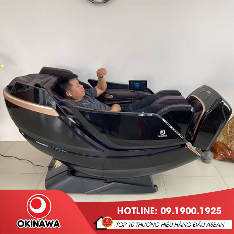 Khách hàng thư giãn tại nhà với ghế massage Okinawa OS-835