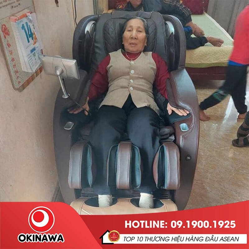 Khách hàng thư giãn tại nhà với ghế massage Okinawa OS-885