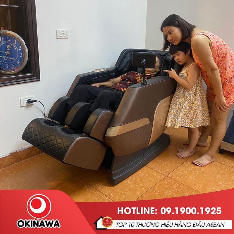 Khách hàng trải nghiệm ghế massage Okinawa OS-402 chính hãng