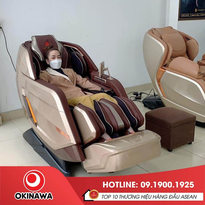 Khách hàng trải nghiệm ghế massage Okinawa OS-919 chính hãng