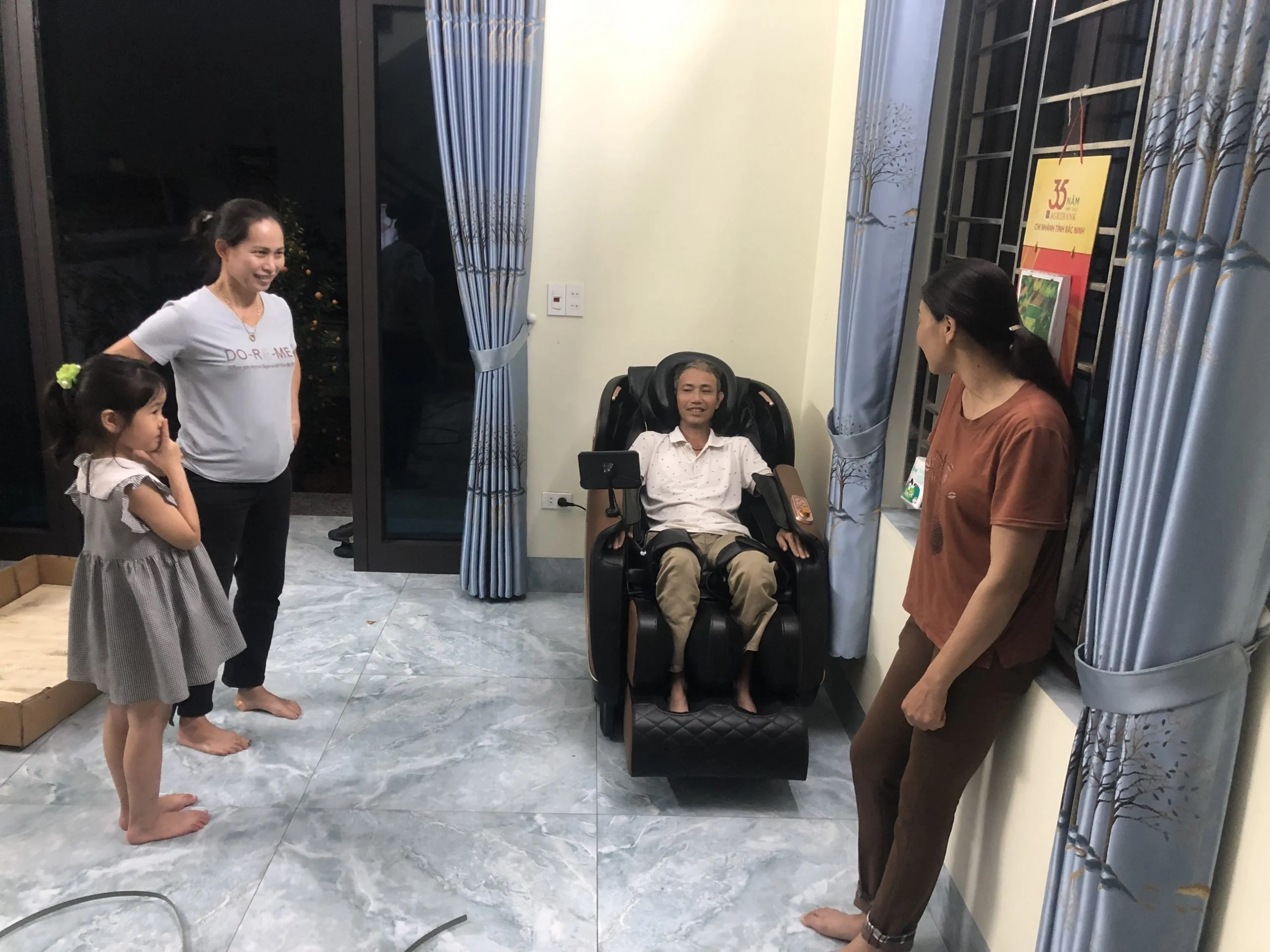 Khách hàng anh Long Mua ghế massage giá rẻ