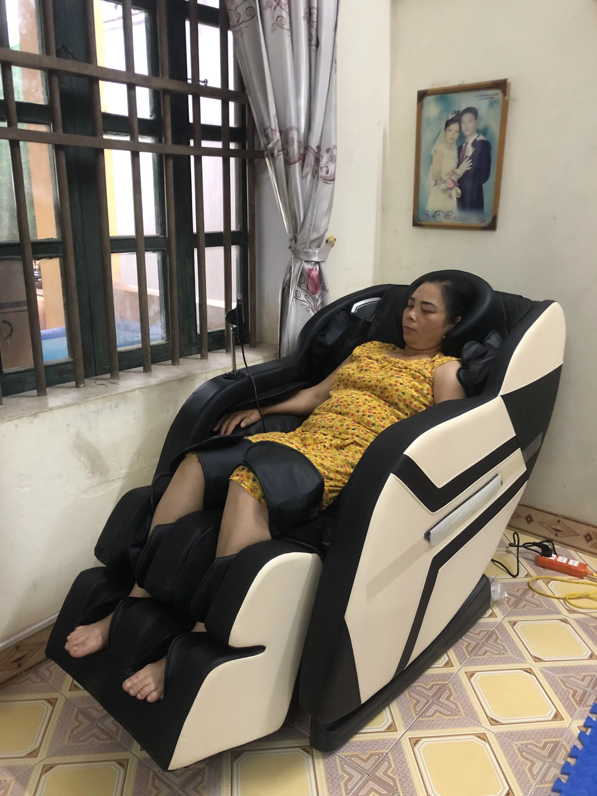 Khách hàng chị Thủy mua ghế massage giá rẻ