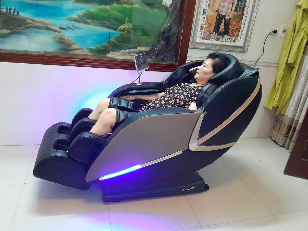 Khách hàng cô Xuân mua ghế massage giá rẻ